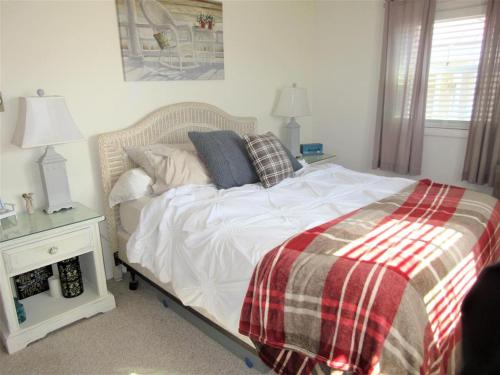 Upgraded 2Nd Floor Duplex In The Heart Of Harvey Cedars Close To The Bay Beach And The Ocean, in Harvey Cedars, USA