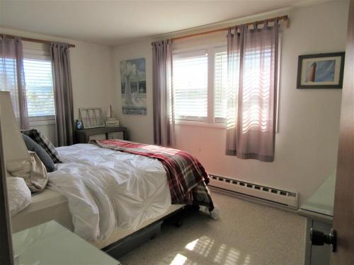 Upgraded 2Nd Floor Duplex In The Heart Of Harvey Cedars Close To The Bay Beach And The Ocean, in Harvey Cedars, USA