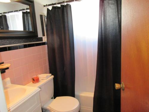 Upgraded 2Nd Floor Duplex In The Heart Of Harvey Cedars Close To The Bay Beach And The Ocean, in Harvey Cedars, USA