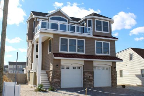 Gorgeous Home 4Th From Beach in Brighton Beach, USA