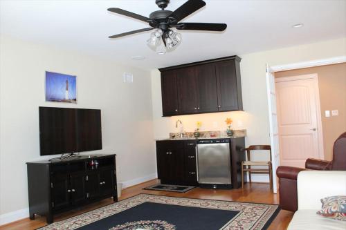 Gorgeous Home 4Th From Beach in Brighton Beach, USA