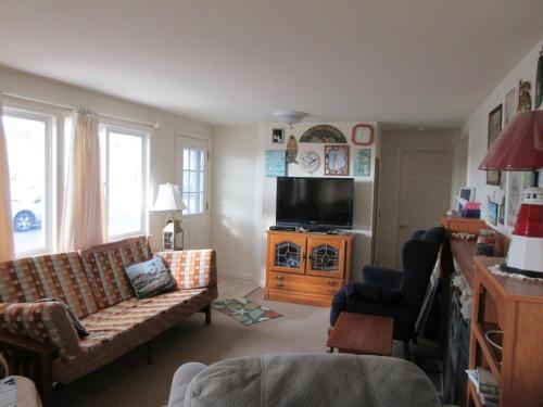 Oceanfront Duplex, 3 Bedrooms, 1 1-2 Baths in Brant Beach, USA
