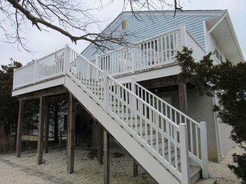 Raised Ranch Style House Close To Beach, Shops And Eateries! in Surf City, USA