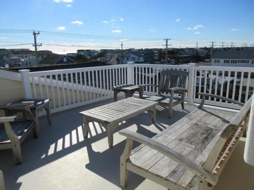 Well Appointed 5 Bedroom 3,5 Bath In Ship Bottom Located 6 Homes To The Beach in Ship Bottom, USA
