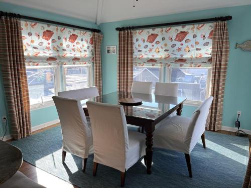 Well Appointed 5 Bedroom 3,5 Bath In Ship Bottom Located 6 Homes To The Beach in Ship Bottom, USA