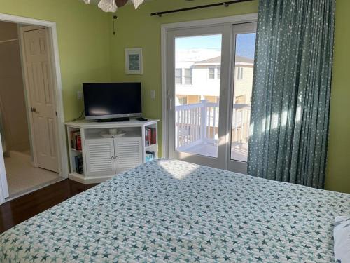 Well Appointed 5 Bedroom 3,5 Bath In Ship Bottom Located 6 Homes To The Beach in Ship Bottom, USA