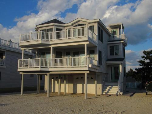 Ocean Block House With Views Of The Ocean in Surf City, USA