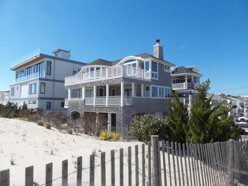 Luxury Home With Elevator And Amenities Galore in Brooklyn, USA