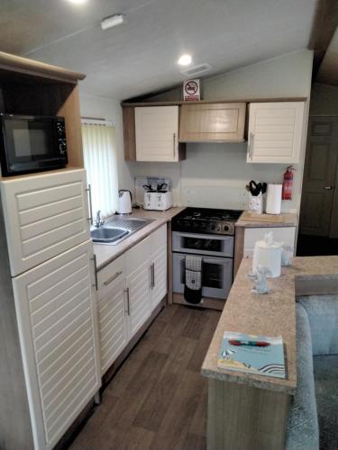 19 Laurel Close Highly recommended 6 berth holiday home with hot tub in prime location