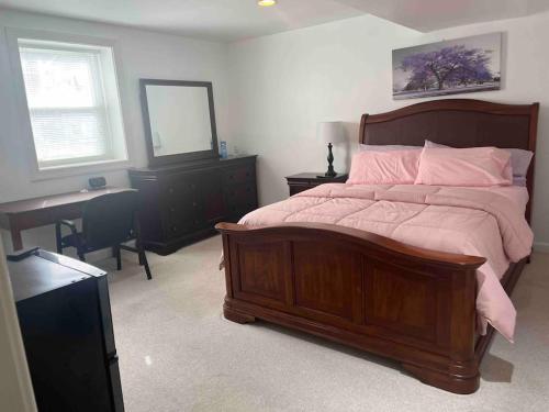 SUITE A - Private Cozy, Spacious Suite with Private Bathroom SUITE A - Private Cozy, Spacious Suite with Private Bathroom