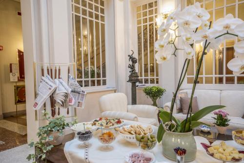 Einrichtungen, Hotel Corona d'Oro 1890 near Fontana del Nettuno