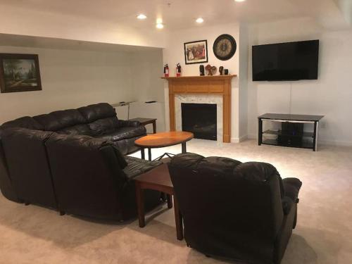 SUITE B - Private Cozy, Spacious Suite with Private Bathroom in Bowie, USA