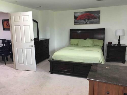 SUITE B - Private Cozy, Spacious Suite with Private Bathroom in Bowie, USA