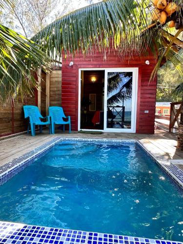 Villa Devonia - Beachfront Cabins with Pool at Tela, HN