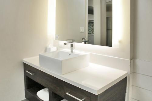 Element Miami Doral - image 13