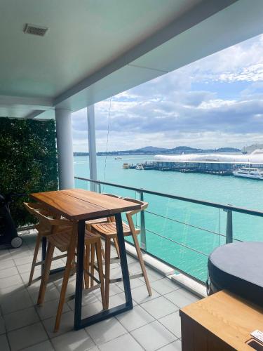 Luxury Apartment - Parking - Hot Tub - Stunning Views, Auckland
