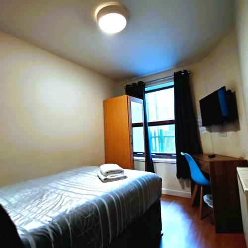 Liverpool City Centre Private Rooms including smart TVs - with Shared Bathroom 4