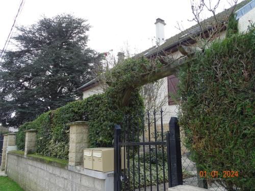 Фасада на хотела, Gîte du Grand Cèdre (Gite du Grand Cedre) in Saint-Denis-les-Rebais