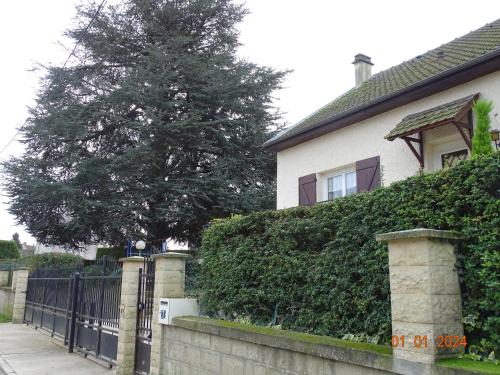 Фасада на хотела, Gîte du Grand Cèdre (Gite du Grand Cedre) in Saint-Denis-les-Rebais