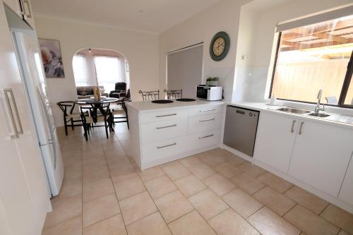 Cosy, stylish 3 bedroom stay in Hoppers Crossing