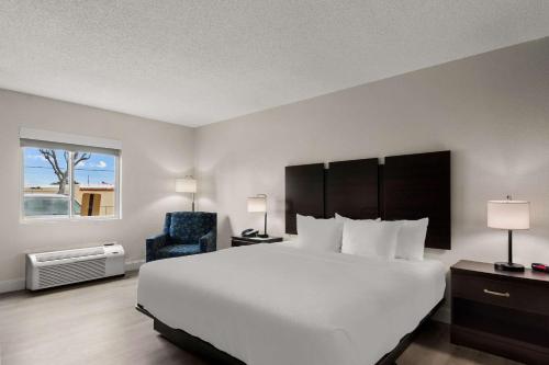 King Room - Accessible/Non-Smoking image 4