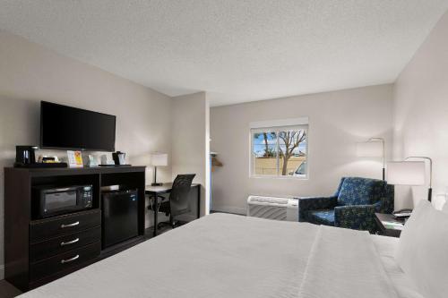 King Room with Roll in Shower - Mobility Accessible/Non-Smoking image 3