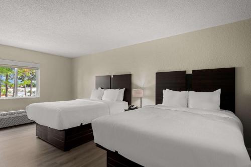 Queen Room with Two Queen Beds - Non-Smoking image 2