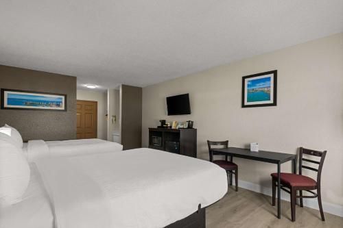 Queen Room with Two Queen Beds - Non-Smoking image 3