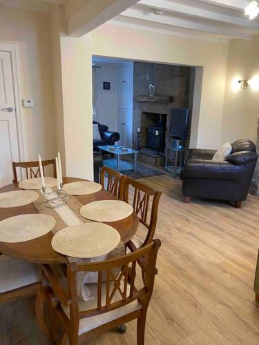 43 Heol Maelor- A Homely Cottage in Wrexham, North Wales in Coedpoeth