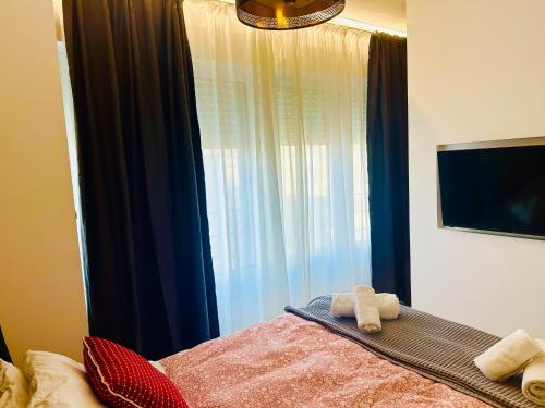 ROYAL RED SUITE NO 1, PIRAEUS PORT Room Type - Apartment with Mountain View ROYAL RED SUITE NO 1, PIRAEUS PORT Room Type - Apartment with Mountain View