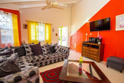 salon détente/TV commun, Drax Hall 2 Bed Villa Getaway 24hrs security in Saint Ann's Bay