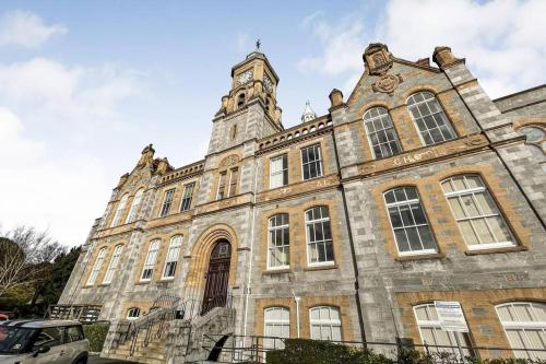 Lofty Apartment in Plymouth