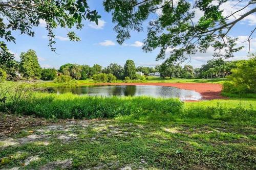 Cozy Lakefront Home w/ Pool -7 mins from Legoland in Winter Haven, USA