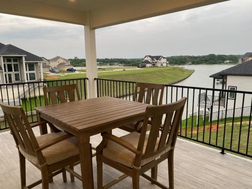 Waterfront Home, Amazing Views, 4 King Beds