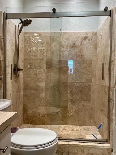 Shower, The Scandinavian Contemporary Blauw in Auburndale (FL)