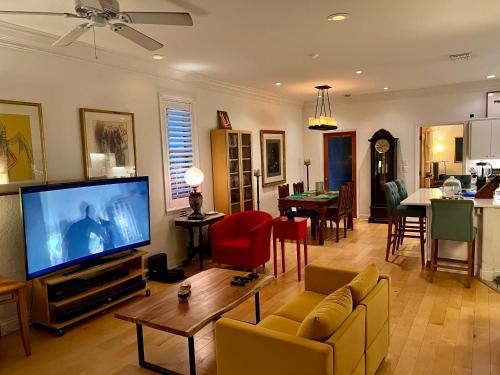 Shared lounge/TV area, The Scandinavian Contemporary Blauw in Auburndale (FL)