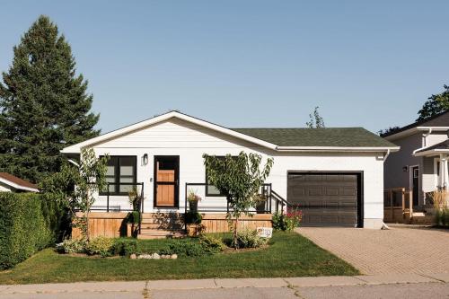 The Old Homestead - Gorgeous backyard w Pizza Oven ST-2021-0127 - Picton