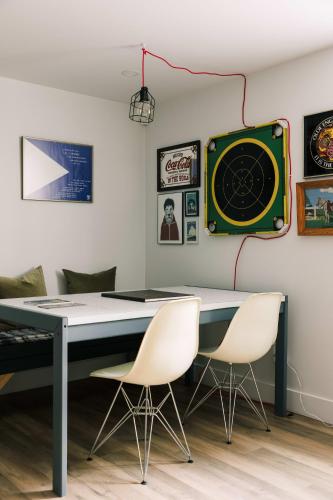 The Old Homestead - Gorgeous backyard right in The Heart of Picton