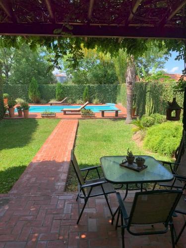 Residência familiar com piscina e área de lazer