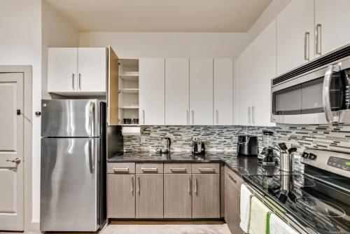 Trendy 2BR I Pool I Gym I Free Parking I Workspace in Dallas, USA