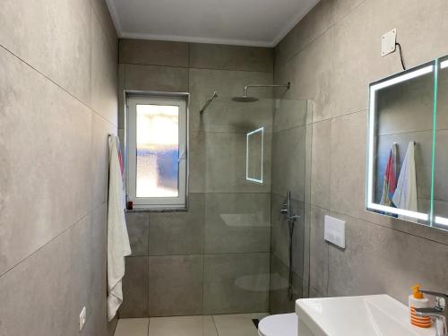 Bright & Cozy Room with Balcony, Çorovodë (photo 6)