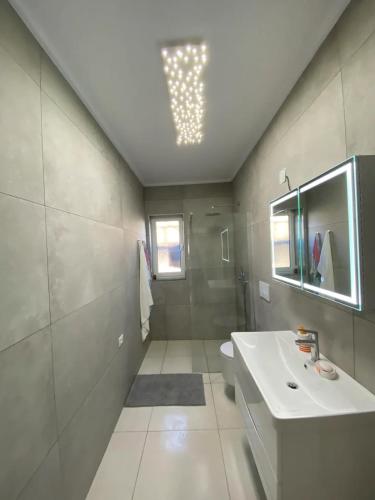 Bright & Cozy Room with Balcony, Çorovodë (photo 5)