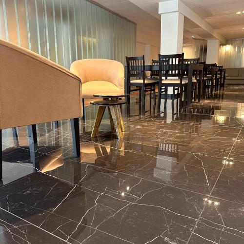 Hotel 376 - image 5