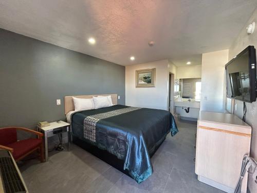 California Inn Hotel and Suites Adelanto US 395 - image 11