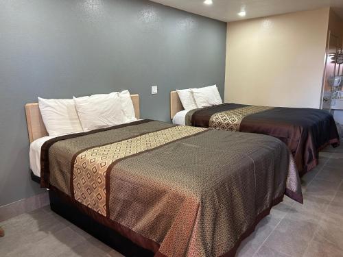 California Inn Hotel and Suites Adelanto US 395 - image 11