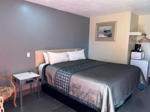 California Inn Hotel and Suites Adelanto US 395 - image 8