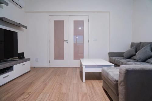 Always on the way - Road Home in Montijo, Lisbon