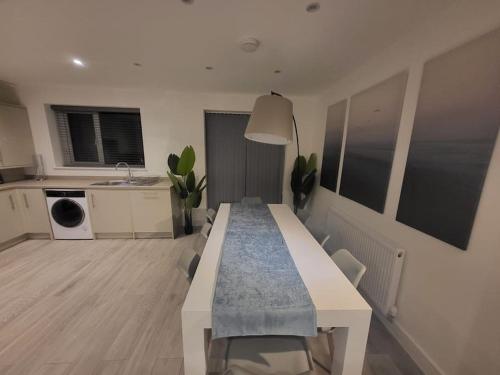 New 4 Bedrm House! Parking. 10min To City / Etihad - Manchester