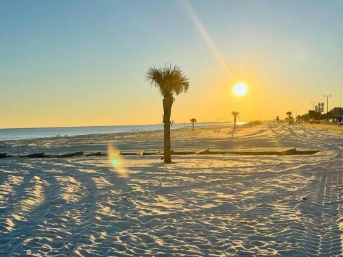 Feels like HOME escape, 1/2 Mile to beach, Gulfport