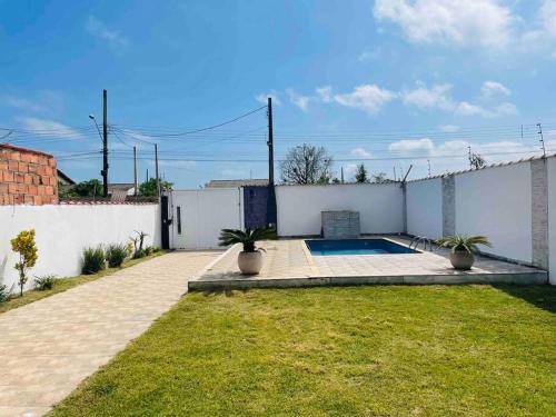 Aluga-se casa com Piscina itanhaém
